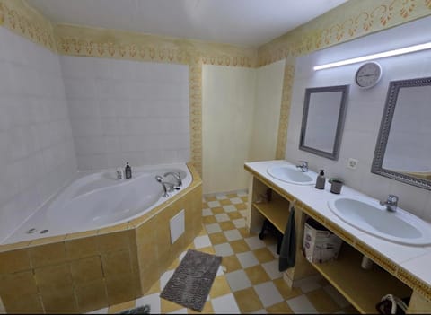 Appartement au centre de Fribourg, 3 chambres Apartment in Fribourg