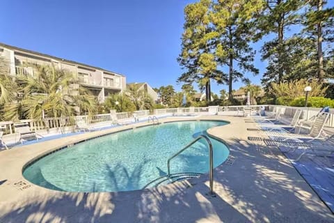 Resort Escape • Heated Pool + Balcony • Sleeps 4 House in Little River