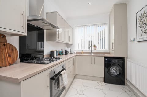 Luxury House - Brand New - Parking - Sleeps 5 House in Grimsby