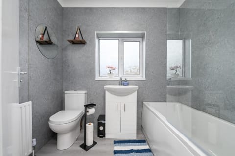 Luxury House - Brand New - Parking - Sleeps 5 House in Grimsby