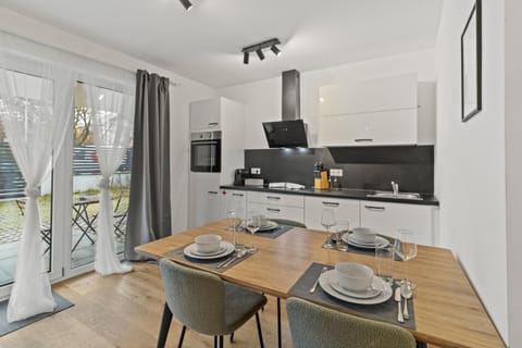 Coffee/tea facilities, Kitchen or kitchenette, Dining area, stove