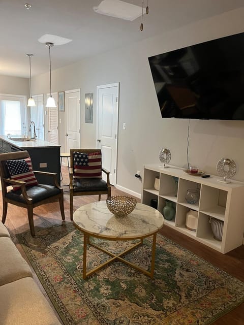 Cozy 2BR Townhome with Parking Near Valdosta Hotspots Apartment in Valdosta