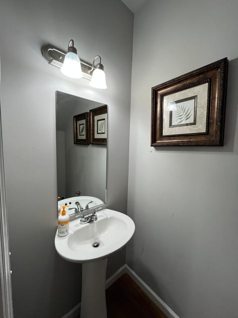 Cozy 2BR Townhome with Parking Near Valdosta Hotspots Apartment in Valdosta