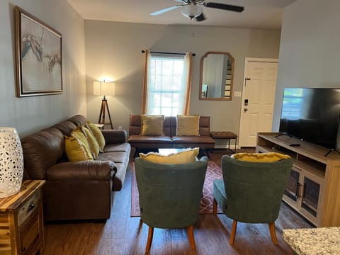 2BR Townhome in Valdosta Private Convenient Spacious Apartment in Valdosta