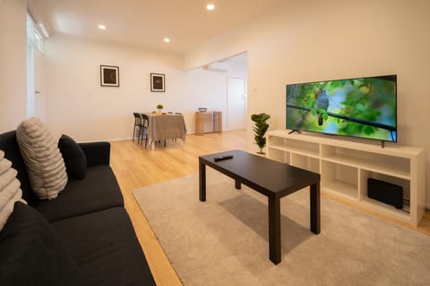 Property building, TV and multimedia, Dining area, Dinner
