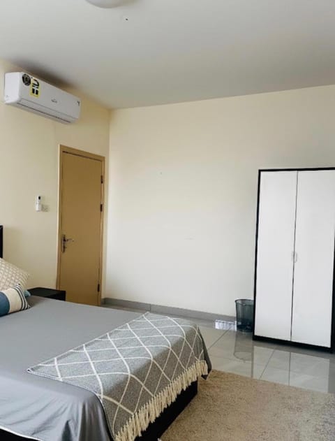 Modern King Room, Dubai City View, Private & Peaceful, 2 mint walk to Dubai Vacation rental in Al Sharjah