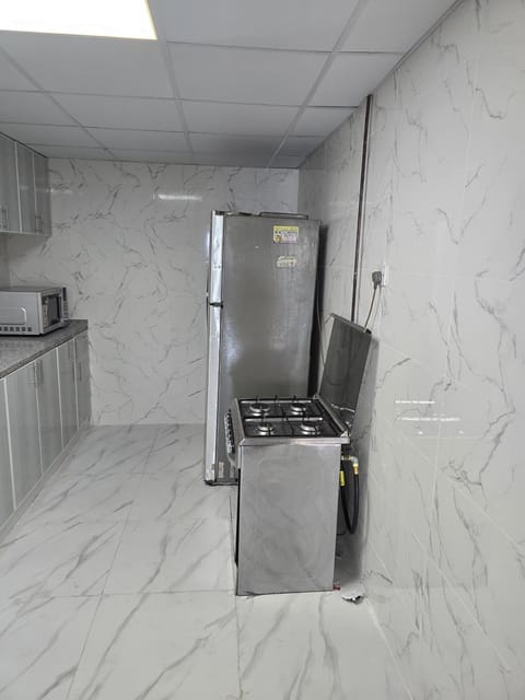 Modern King Room, Dubai City View, Private & Peaceful, 2 mint walk to Dubai Vacation rental in Al Sharjah