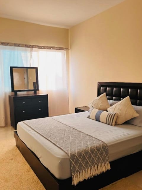 Modern King Room, Dubai City View, Private & Peaceful, 2 mint walk to Dubai Vacation rental in Al Sharjah