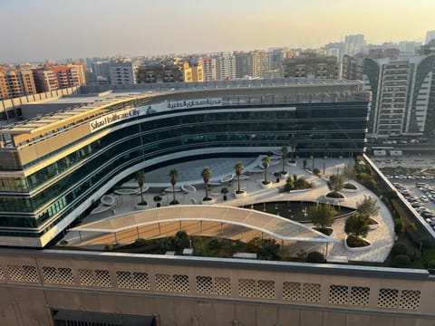 Modern King Room, Dubai City View, Private & Peaceful, 2 mint walk to Dubai Vacation rental in Al Sharjah