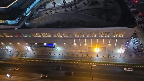 Modern King Room, Dubai City View, Private & Peaceful, 2 mint walk to Dubai Vacation rental in Al Sharjah