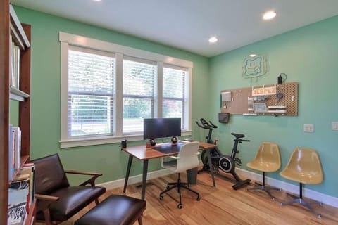 Creekside Hideaway - Wine Country by 3rd St House in McMinnville