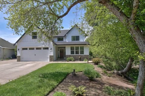 Creekside Hideaway - Wine Country by 3rd St House in McMinnville