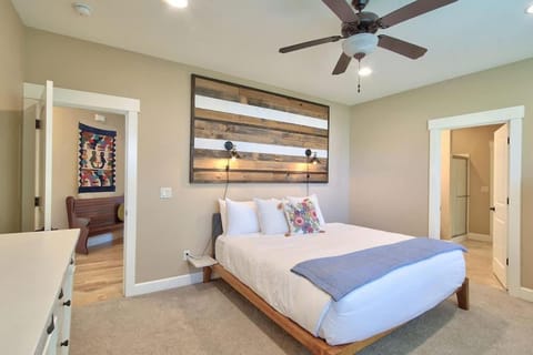 Creekside Hideaway - Wine Country by 3rd St House in McMinnville