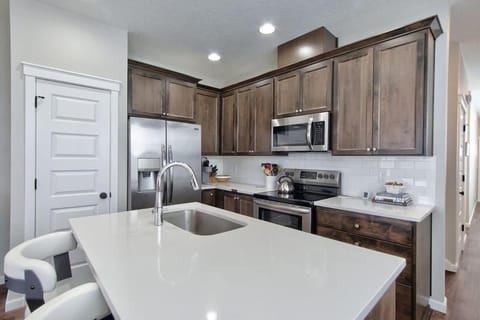 Adventure Awaits - Wine country oasis w Cozy deck House in Carlton