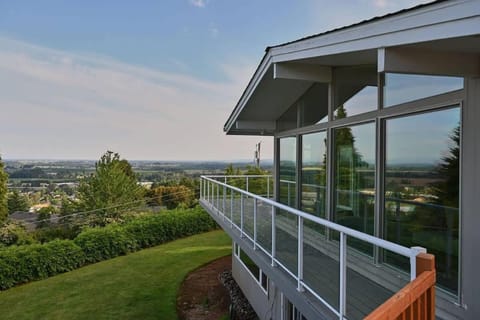 Vino Vista - Mid-Century Stunning Views w Deck House in Dundee
