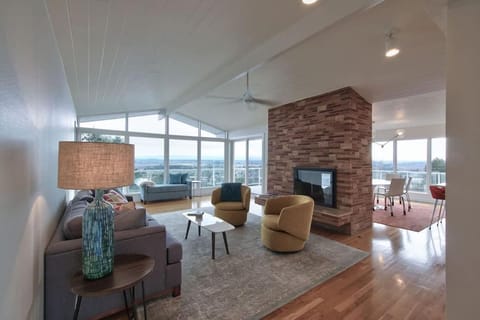 Vino Vista - Mid-Century Stunning Views w Deck House in Dundee