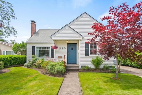 Happy House - Near 3rd Street wine getaway House in McMinnville