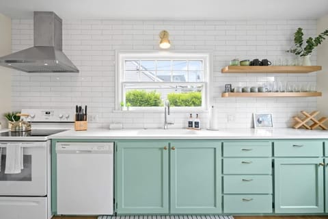 Happy House - Near 3rd Street wine getaway House in McMinnville