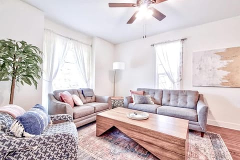 The Pink House - Pets OK Victorian Near 3rd Street House in McMinnville