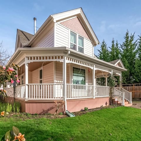 The Pink House - Pets OK Victorian Near 3rd Street House in McMinnville