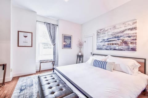 The Pink House - Pets OK Victorian Near 3rd Street House in McMinnville