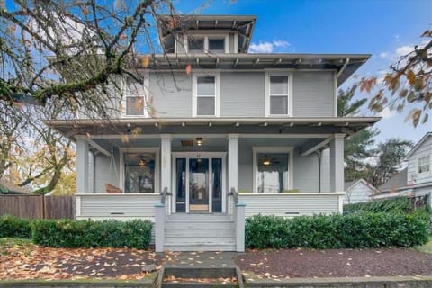 Vino e Vita Historic Pet-Friendly Home-EV Charger House in McMinnville