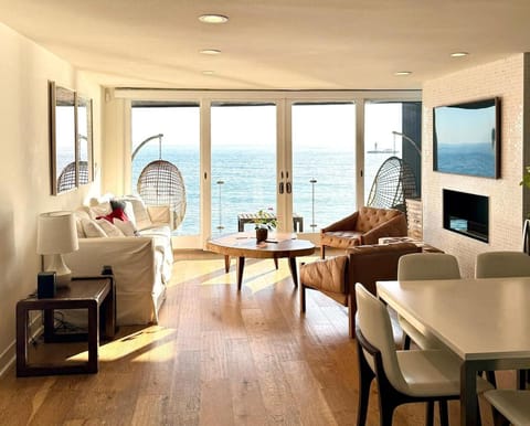 Communal lounge/ TV room, Natural landscape, TV and multimedia, Living room, Seating area, Dining area, Evening entertainment, Sea view