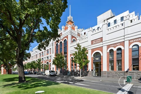 Property building, Day, Location