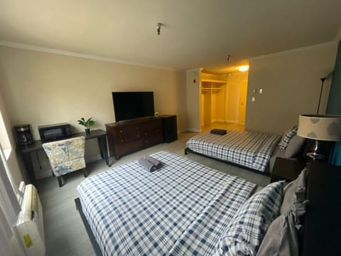 Affordable double queen bed apart in Beverly Hills Apartment in Beverly Hills