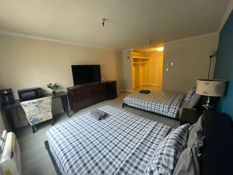 Affordable double queen bed apart in Beverly Hills Apartment in Beverly Hills