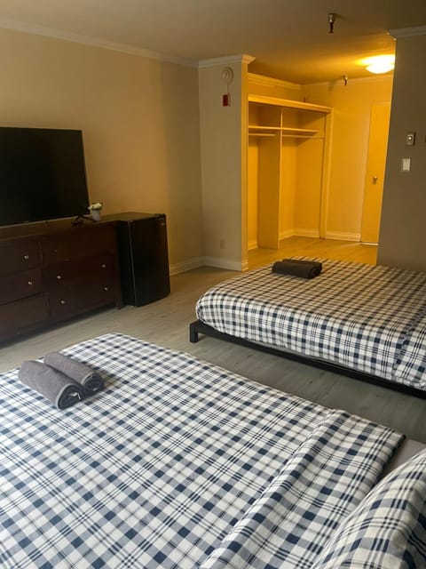 Affordable double queen bed apart in Beverly Hills Apartment in Beverly Hills