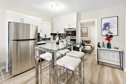 6BR Family Friendly Retreat, Separate Floors, 5 Minutes Walk to The Fallsview with Free Parking & Wine House in Niagara Falls