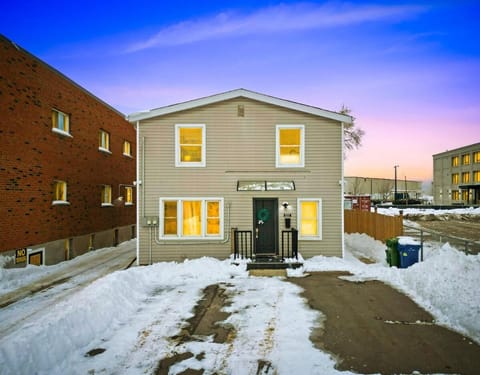 6BR Family Friendly Retreat, Separate Floors, 5 Minutes Walk to The Fallsview with Free Parking & Wine House in Niagara Falls