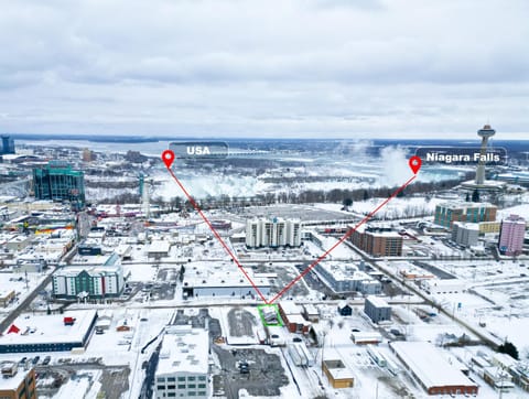 6BR Family Friendly Retreat, Separate Floors, 5 Minutes Walk to The Fallsview with Free Parking & Wine House in Niagara Falls