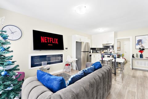 6BR Family Friendly Retreat, Separate Floors, 5 Minutes Walk to The Fallsview with Free Parking & Wine House in Niagara Falls