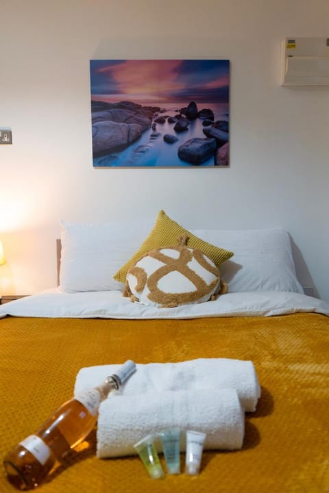 Bed, Bedroom, towels