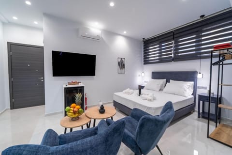 Bed, Photo of the whole room, Seating area