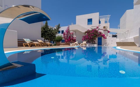 Property building, Day, Pool view, Swimming pool, Swimming pool, sunbed