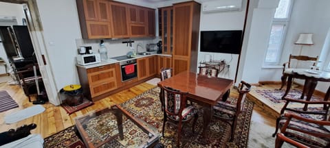 Communal lounge/ TV room, TV and multimedia, Coffee/tea facilities, Kitchen or kitchenette, Living room, Seating area, Dining area, dishwasher, oven