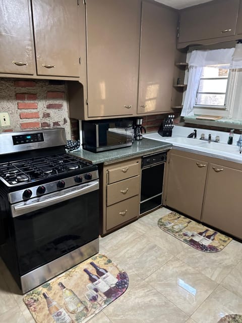 Gem In The Heart of Mill Creek House in Youngstown