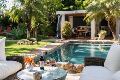 Garden, Food and drinks, Seating area, Garden view