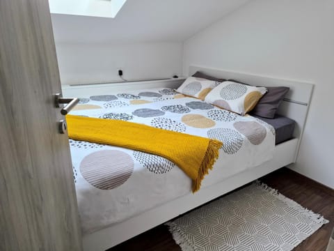 Bed, Decorative detail, Bedroom, heating