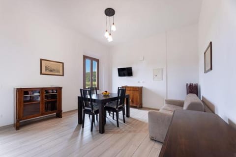 Communal lounge/ TV room, TV and multimedia, Living room, Seating area, Dining area, Evening entertainment