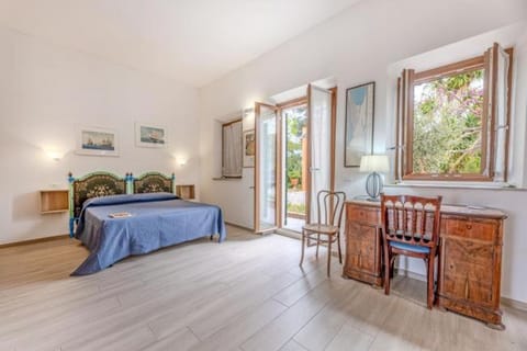 Bed, Photo of the whole room, Dining area, Bedroom