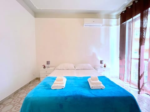 Bed, Photo of the whole room, air conditioner