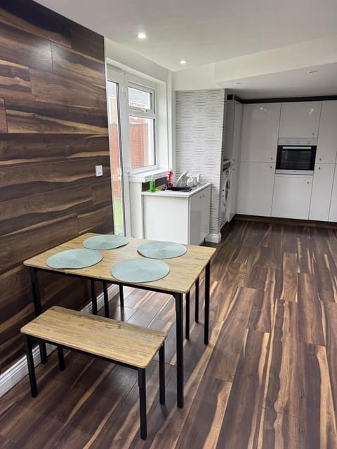 Kitchen or kitchenette, Dining area, oven