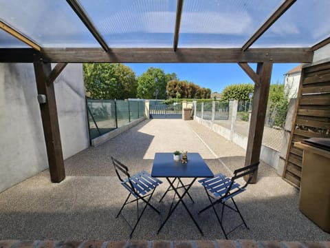 Property building, Patio, Balcony/Terrace