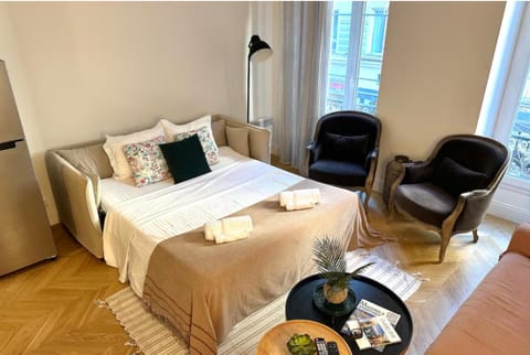 Bed, Living room