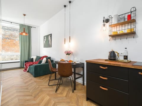 Coffee/tea facilities, Kitchen or kitchenette, Living room, Seating area, Dining area, minibar