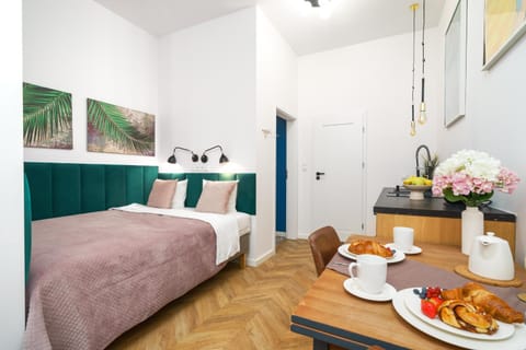 Bed, Kitchen or kitchenette, Food and drinks, Photo of the whole room, Bedroom, Food, Breakfast, Continental breakfast